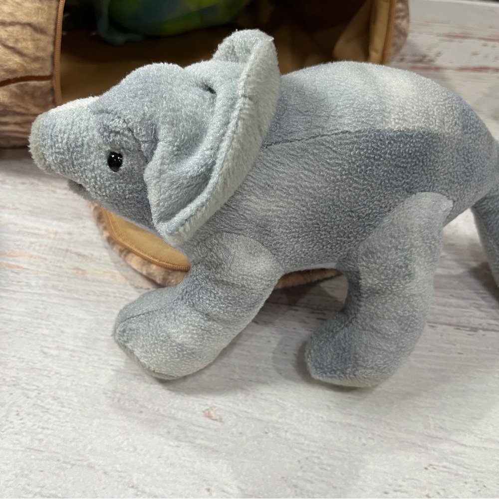 FAO Schwarz Dinosaurs Stuffed Animals with Plush Mountain Cave Carry Bag 7 Dinos - Picture 9 of 14
